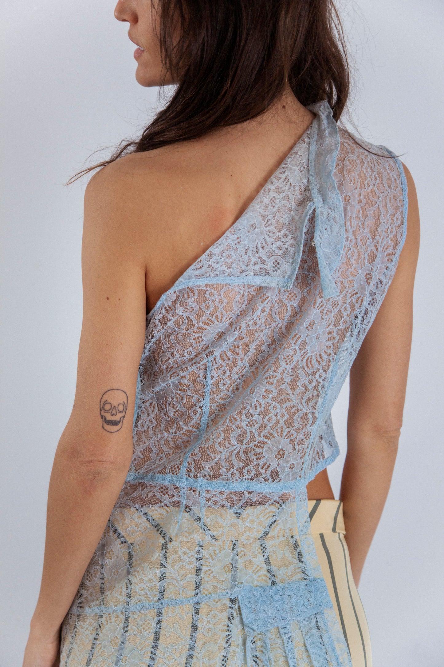 ASYMETRIC LACE TOP