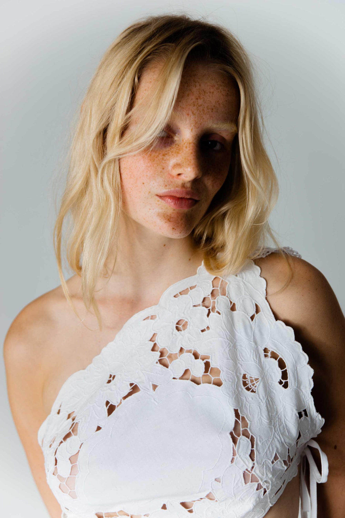 HANDKERCHIEF TOP ASYMETRIC SCALLOP HEM