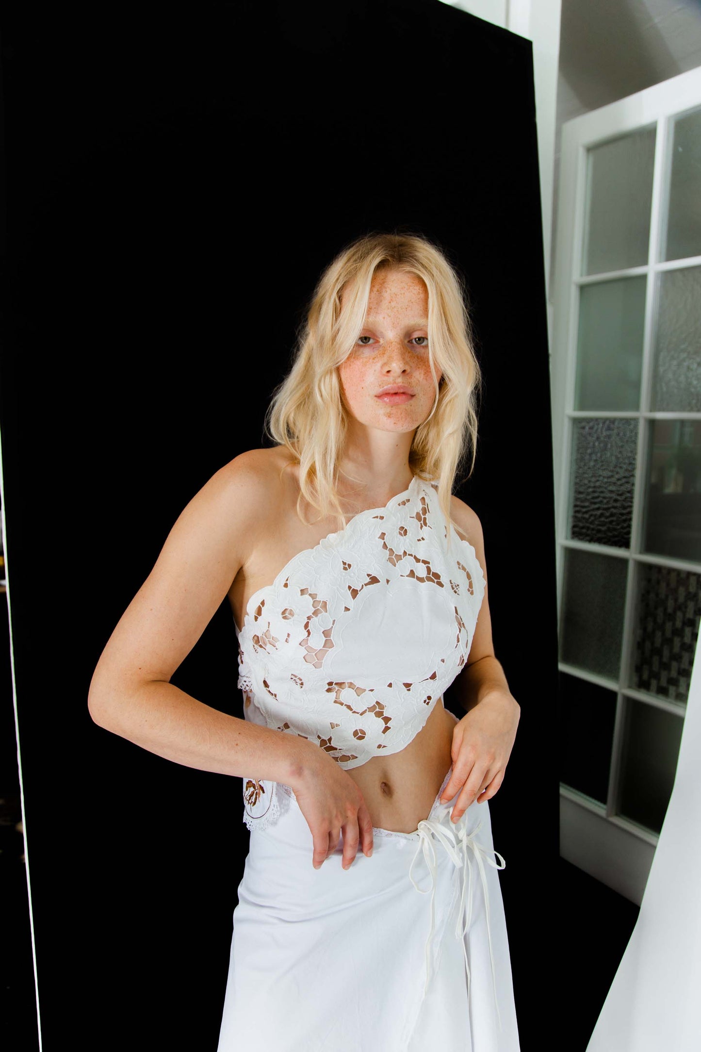HANDKERCHIEF TOP ASYMETRIC SCALLOP HEM