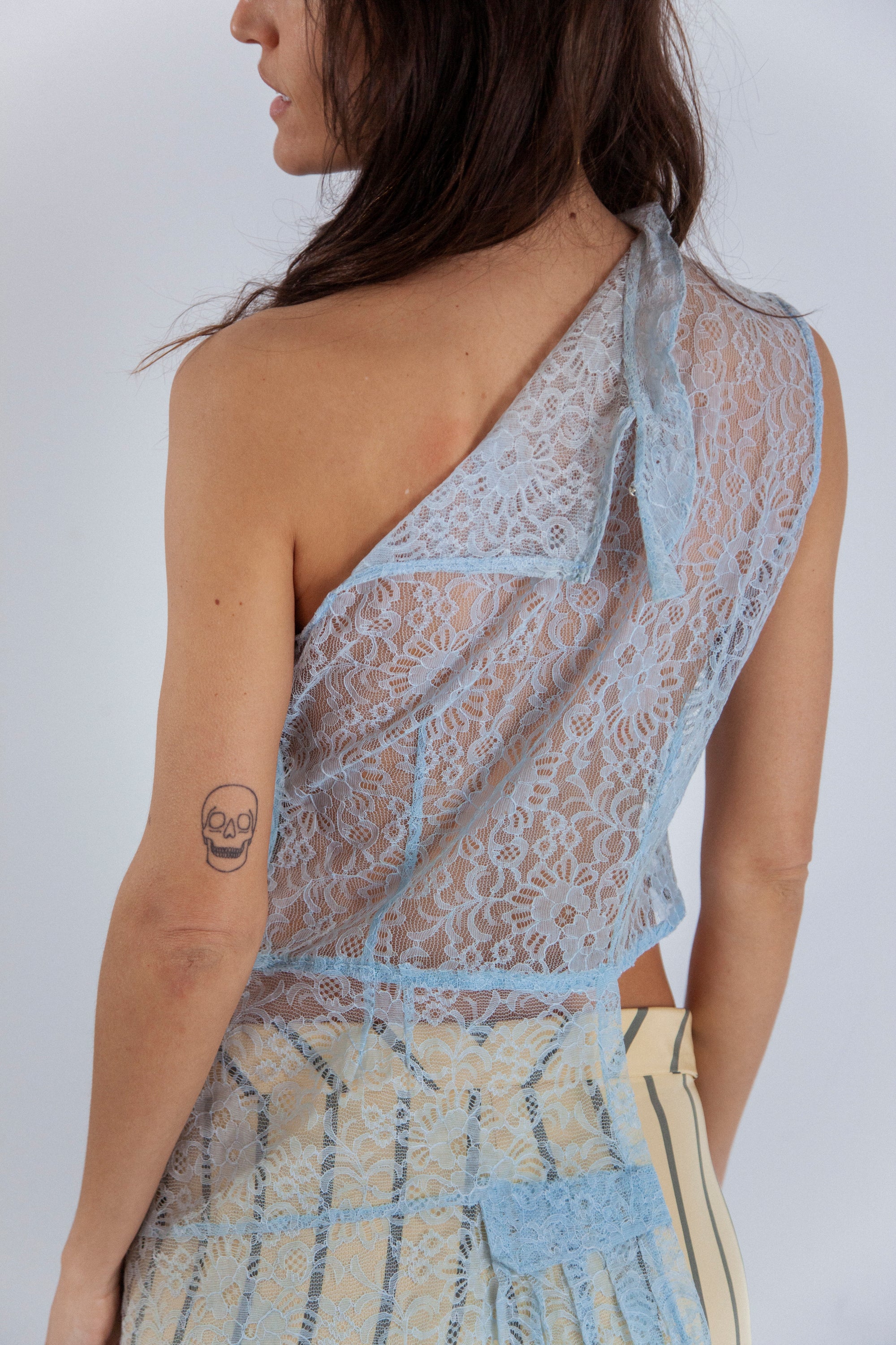 ASYMETRIC LACE TOP